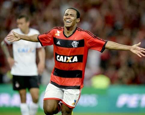 Elias celebrates his 88th minute goal for Flamengo