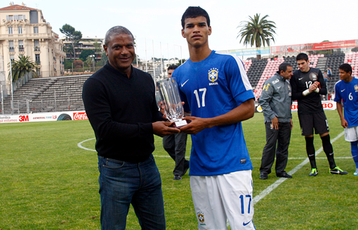 Danilo receives his young player award from Mazinho at the 2013 Toulon Tournament