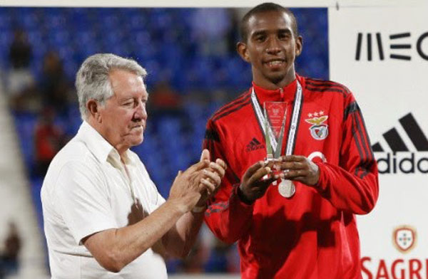 Anderson Talisca picking up his best player award for Benfica at Lisbon's Taça de Honra